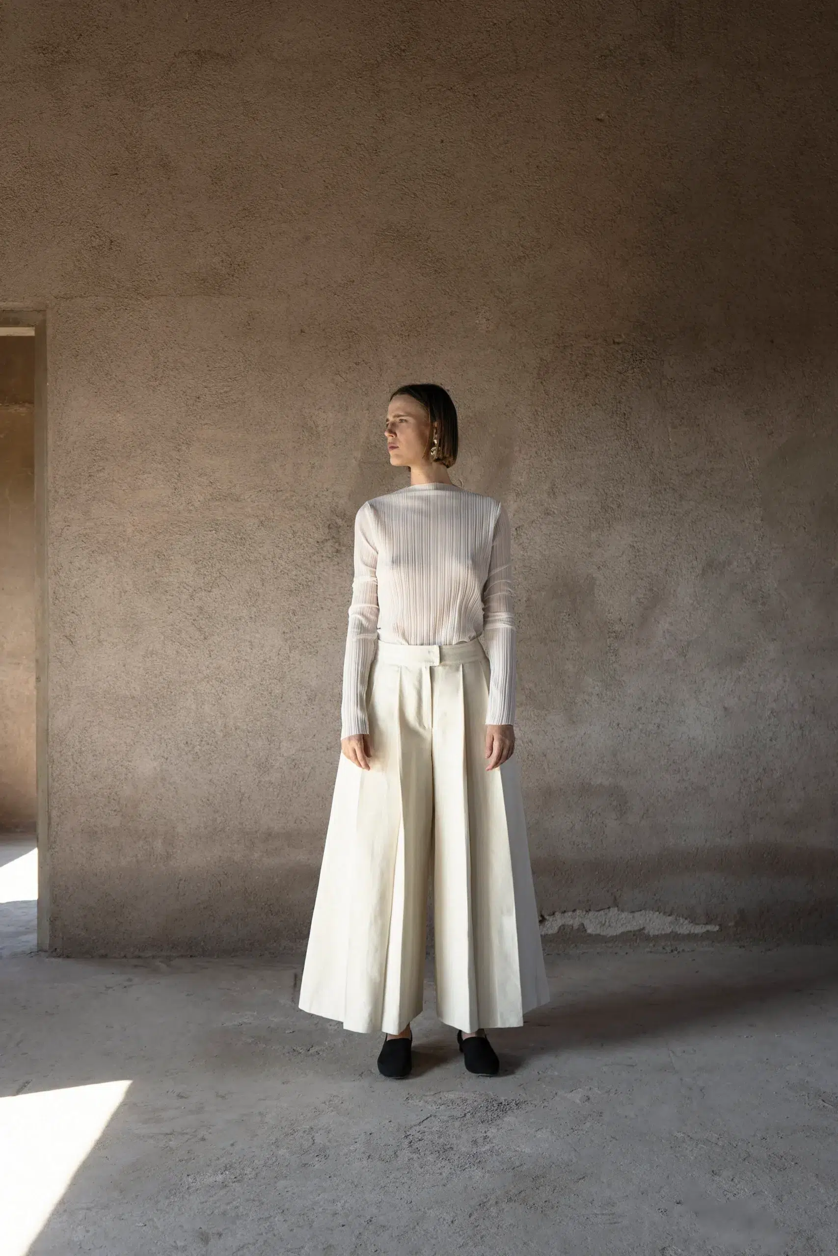 AP009 - Cream Pleated Pants - Image 4