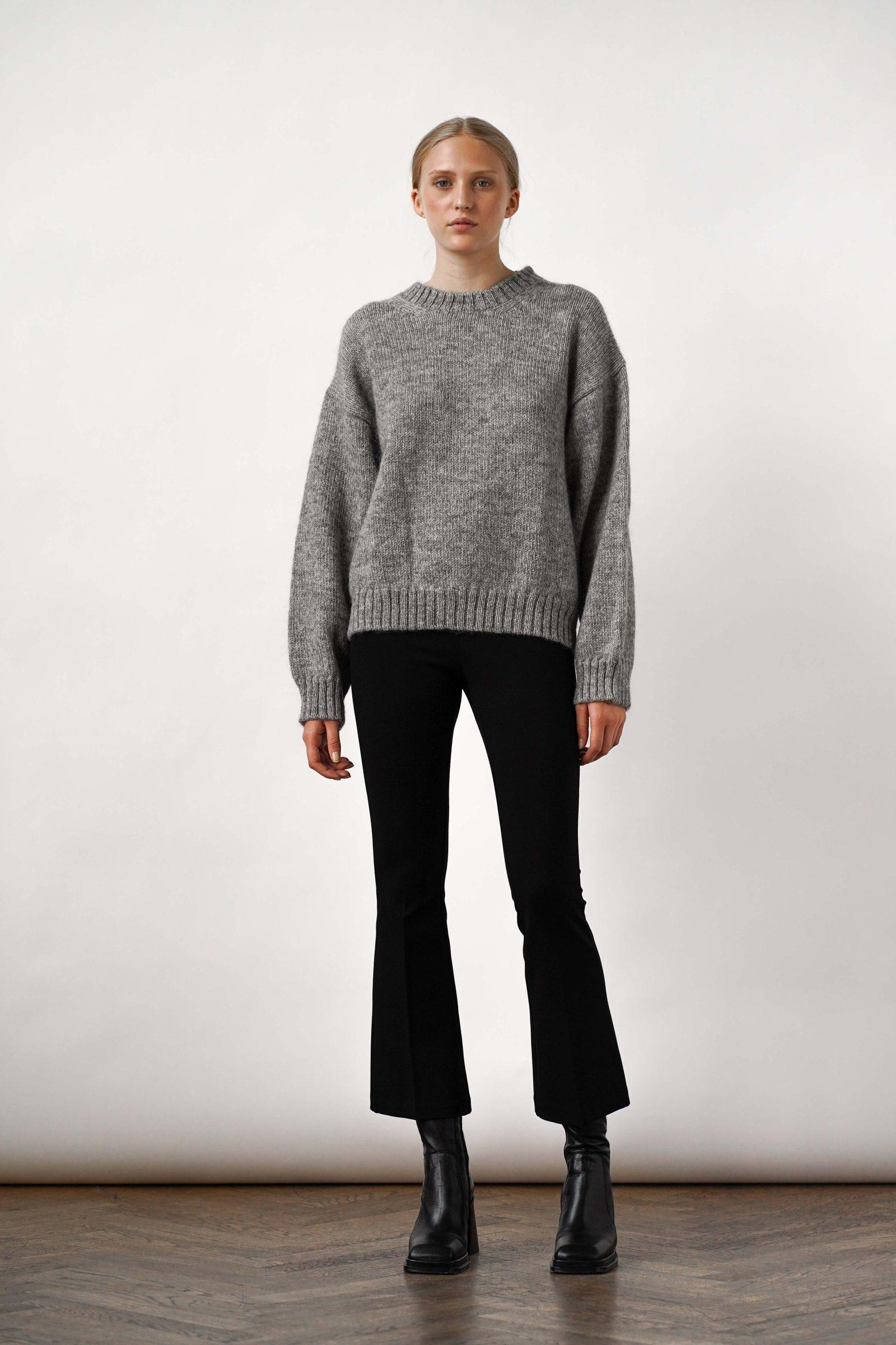AP010 - Ire Knitted Sweater Grey - Image 4